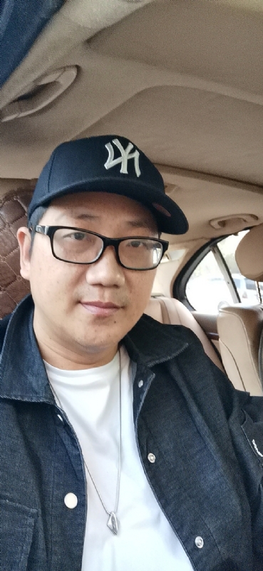 拥抱幸福的第一张照片--石狮婚介网
